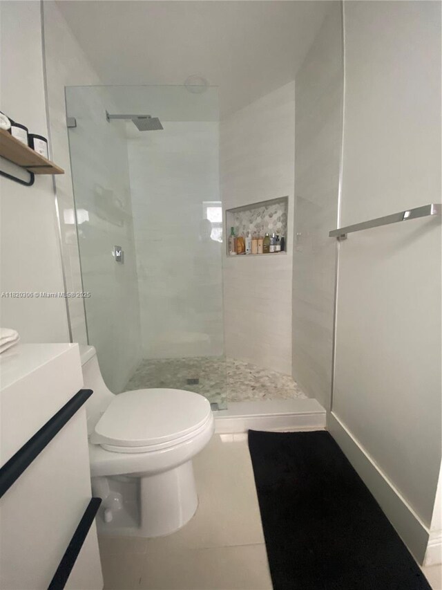 10090 NW 57th St, Doral, FL 33178 - full bath featuring a tile shower, vanity, and tile patterned floors