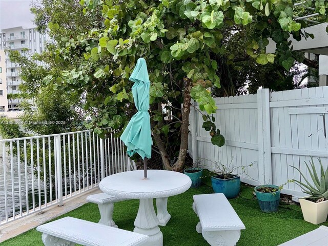 7118 Bonita Dr Unit 405, Miami Beach, FL 33141 - view of yard
