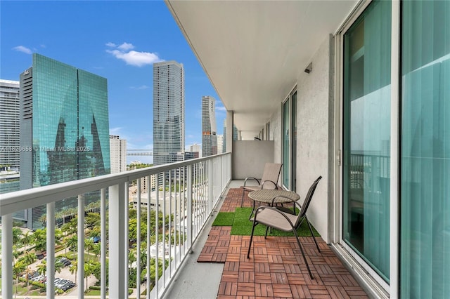 1250 S Miami Ave Unit 2210, Miami, FL 33130 - balcony featuring a skyline view