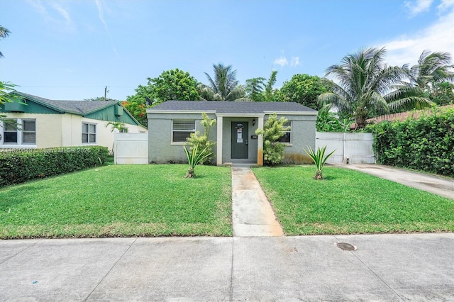 602 El Prado, West Palm Beach, FL 33405 - view of front facade featuring stucco siding and driveway