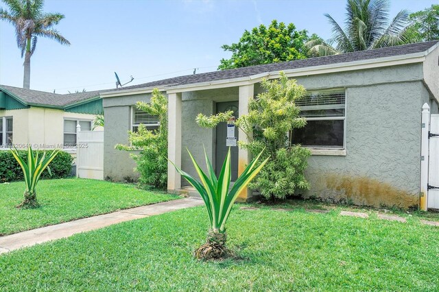 602 El Prado, West Palm Beach, FL 33405 - view of front of house featuring a front yard and stucco siding