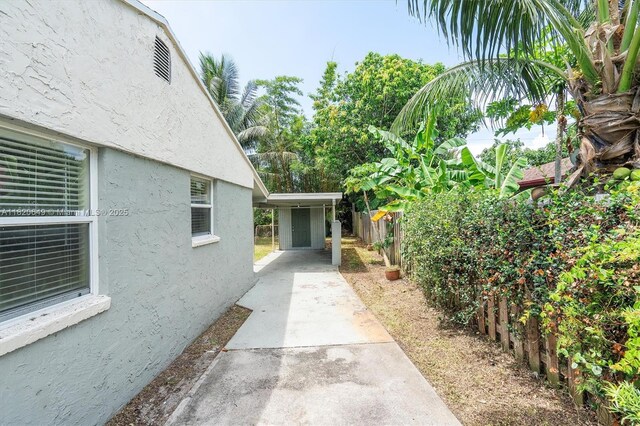 602 El Prado, West Palm Beach, FL 33405 - view of yard featuring concrete driveway