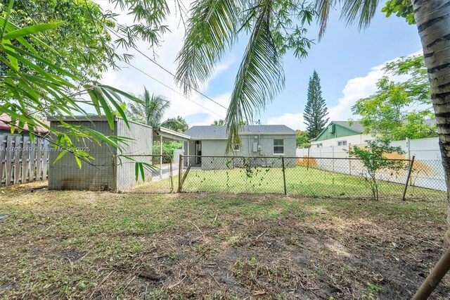 602 El Prado, West Palm Beach, FL 33405 - rear view of house featuring a fenced backyard