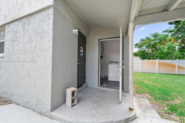 602 El Prado, West Palm Beach, FL 33405 - doorway to property with washer / clothes dryer and stucco siding