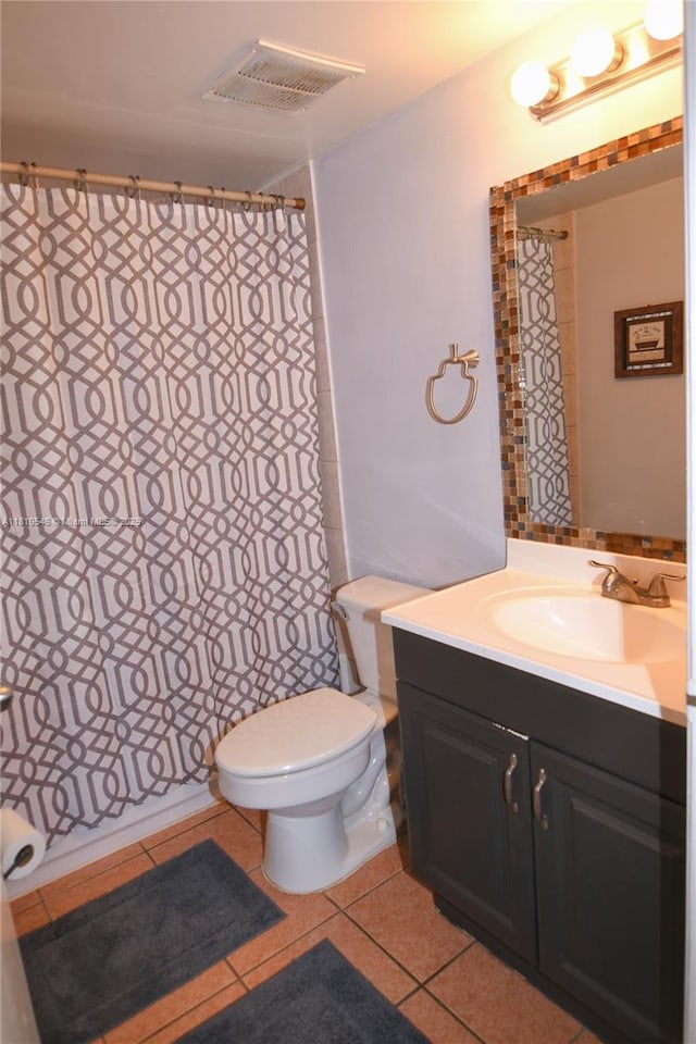 7125 NW 186th St Unit B311, Hialeah, FL 33015 - full bath featuring vanity, tile patterned floors, and curtained shower
