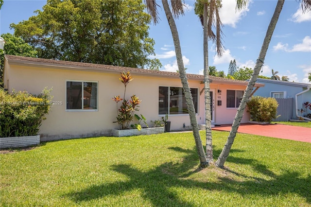 918 NE 6th St, Hallandale Beach, FL 33009 - ranch-style house with stucco siding and a front yard