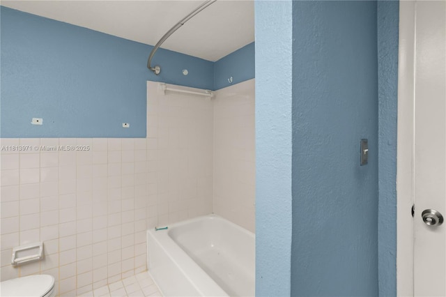 6711 N Kendall Dr Unit 505, Pinecrest, FL 33156 - full bathroom featuring washtub / shower combination and a textured wall