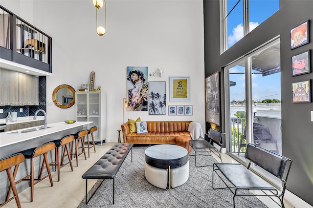 410 NE 36th St Unit 10, Oakland Park, FL 33334 - living room featuring a high ceiling