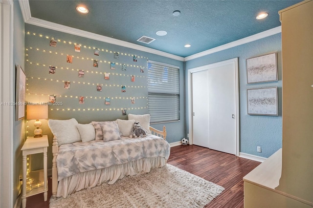 15093 SW 16th St, Davie, FL 33326 - bedroom with crown molding, wood finished floors, recessed lighting, a closet, and a textured ceiling
