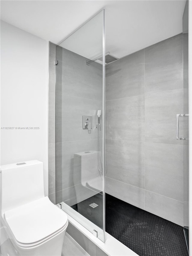 605 Oaks Dr Unit 309, Pompano Beach, FL 33069 - full bathroom featuring toilet and a shower stall