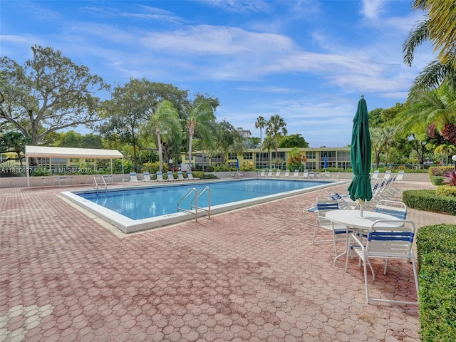 605 Oaks Dr Unit 309, Pompano Beach, FL 33069 - community pool with a patio area