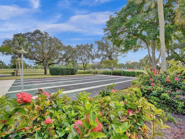 605 Oaks Dr Unit 309, Pompano Beach, FL 33069 - surrounding community featuring shuffleboard