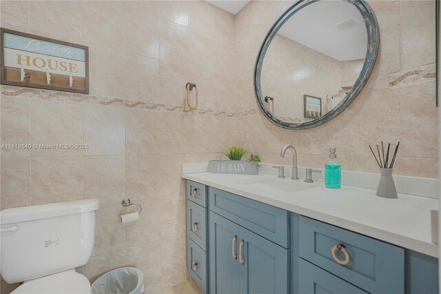 4034 N Ocean Dr, Hollywood, FL 33019 - living room with beverage cooler, bar, light wood-style floors, a ceiling fan, and recessed lighting