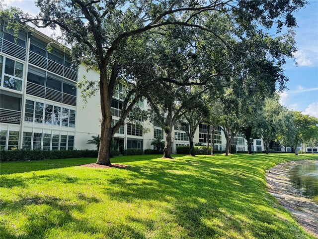 2304 Lucaya Ln Unit J1, Coconut Creek, FL 33066 - surrounding community featuring a yard