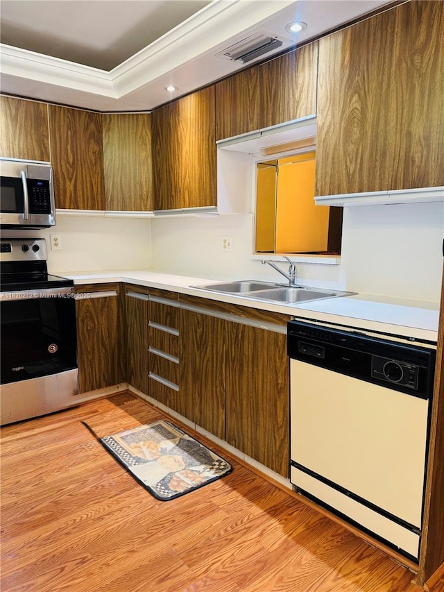 2304 Lucaya Ln Unit J1, Coconut Creek, FL 33066 - kitchen featuring stainless steel appliances, light countertops, light wood-style floors, crown molding, and recessed lighting