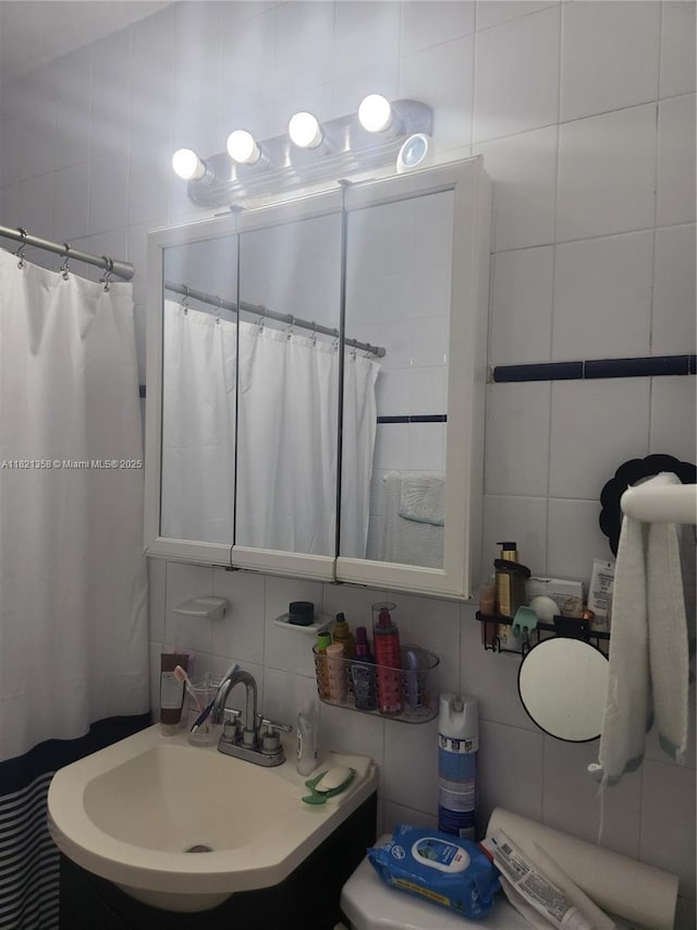 3082 NW 4th St, Miami, FL 33125 - bathroom with tile walls, backsplash, and curtained shower
