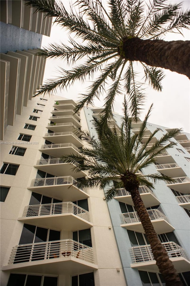 view of apartment building / complex