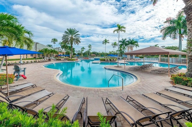 542 Penta Ct, Weston, FL 33327 - community pool with a patio
