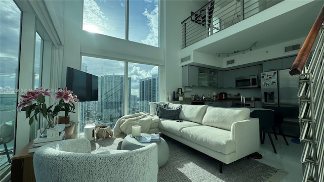 41 SE 5th St Unit 1716, Miami, FL 33131 - living room featuring a high ceiling