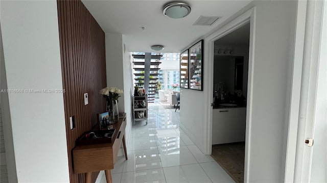 41 SE 5th St Unit 1716, Miami, FL 33131 - hallway with a sink and light tile patterned flooring