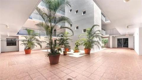 546 SW 1st St Unit 501, Miami, FL 33130 - community lobby with a towering ceiling