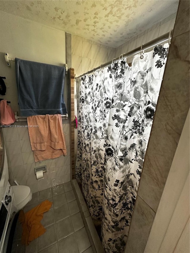 7535 W 5th Ct, Hialeah, FL 33014 - bathroom with a shower with curtain, tile patterned flooring, tile walls, and vanity