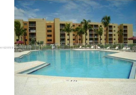 8185 NW 7th St Unit 316, Miami, FL 33126 - view of community pool