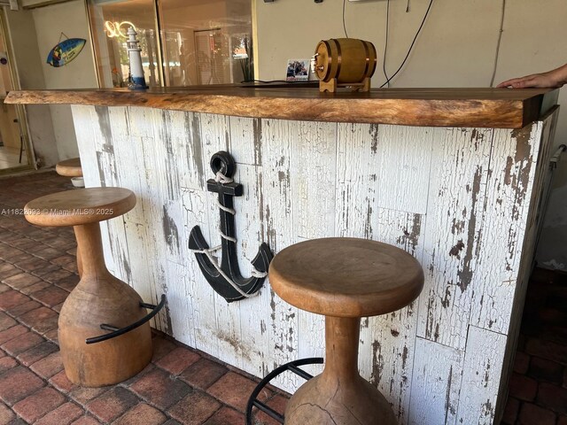 7110 SW 11th St, Pembroke Pines, FL 33023 - detailed view of bar
