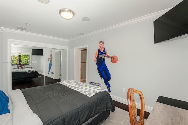 6535 Allison Rd, Miami Beach, FL 33141 - bedroom featuring wood finished floors, crown molding, a closet, and recessed lighting