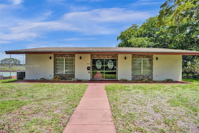7502 NW 30th Pl Unit 112, Sunrise, FL 33313 - view of front facade with stucco siding and a front yard