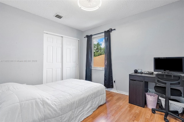 19257 NW 14th St, Pembroke Pines, FL 33029 - bedroom featuring wood finished floors, a closet, a textured ceiling, and an office area