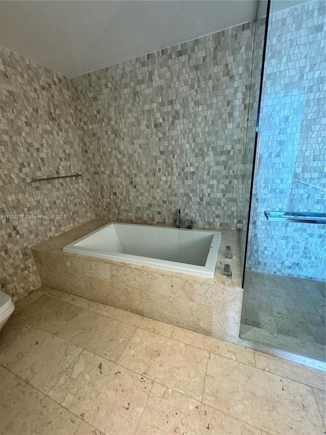 88 SW 7th St Unit 3012, Miami, FL 33130 - bathroom featuring a bath and tile walls