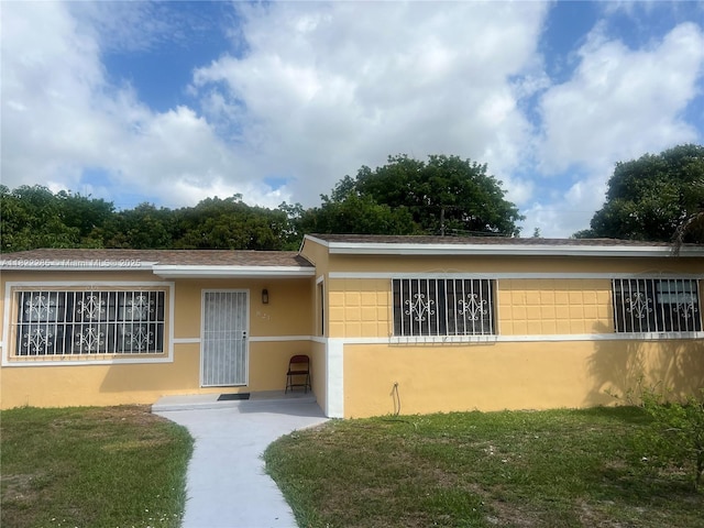 821 NW 183rd Dr, Miami Gardens, FL 33169 - view of front of house with stucco siding and a front lawn