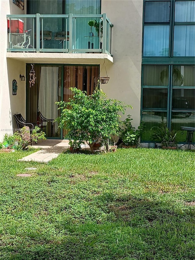 2055 SW 122nd Ave Unit 113, Miami, FL 33175 - view of grassy yard with a balcony