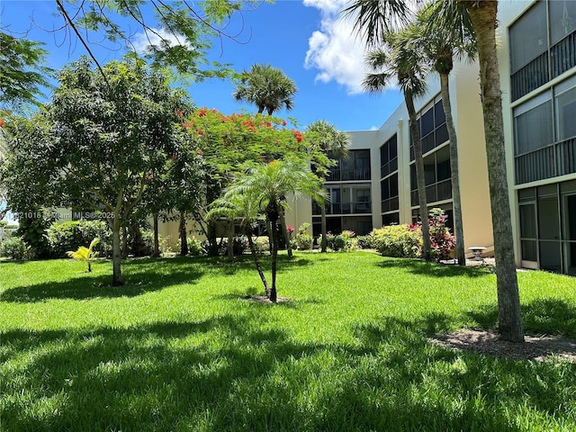 5160 Las Verdes Cir Unit 103, Delray Beach, FL 33484 - view of green lawn
