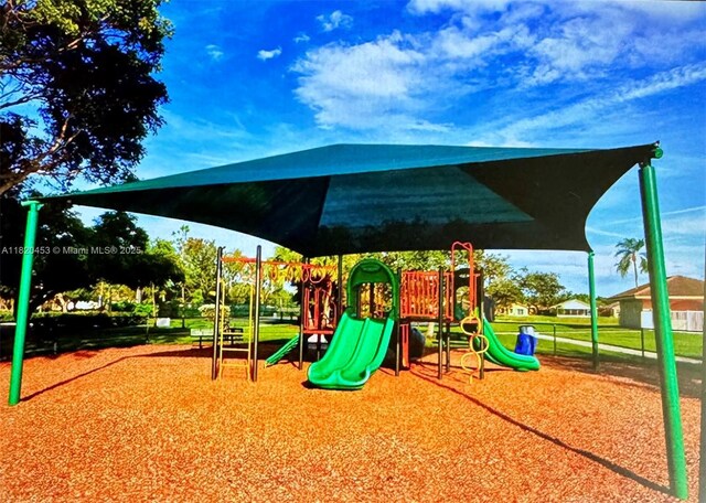 142 SW 204th Ave, Pembroke Pines, FL 33029 - view of community with a lawn, view of golf course, and view of scattered trees