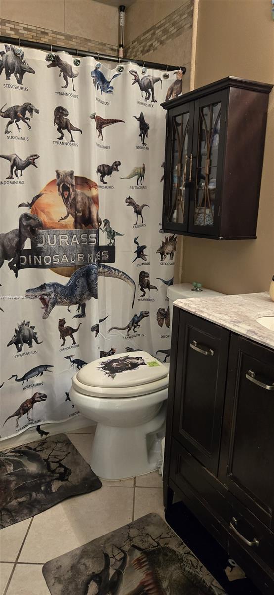 9750 NW 14th St Unit 30-5, Coral Springs, FL 33071 - bathroom with tile patterned floors, vanity, and curtained shower