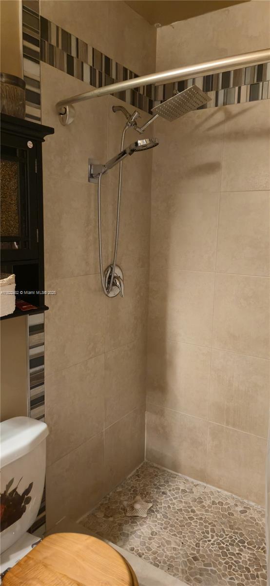 9750 NW 14th St Unit 30-5, Coral Springs, FL 33071 - full bath featuring tiled shower and toilet