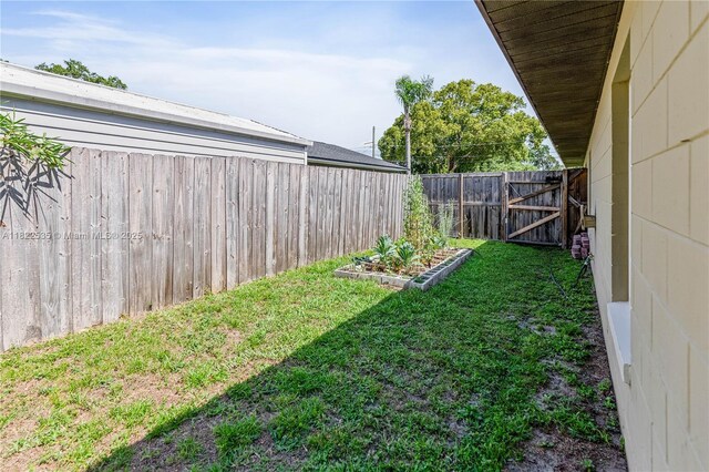 1712 Melvin Ave, Orlando, FL 32806 - fenced backyard with a vegetable garden