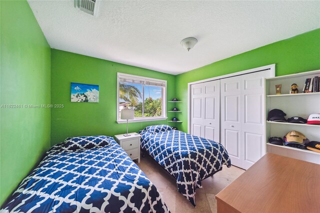 11018 NW 47th Ter, Doral, FL 33178 - bedroom with a closet and a textured ceiling