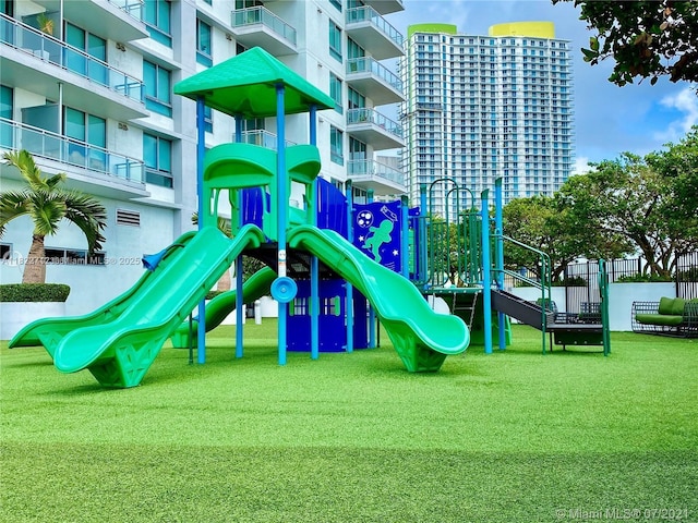 90 SW 3rd St Unit 3010, Miami, FL 33130 - view of community play area