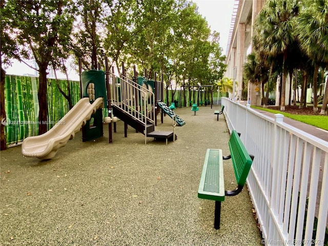 90 SW 3rd St Unit 3010, Miami, FL 33130 - view of community playground
