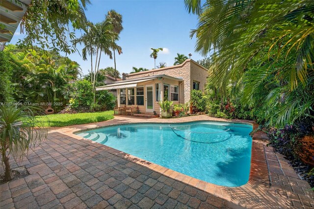 1314 SE 1st Ave, Fort Lauderdale, FL 33316 - swimming pool with a patio area and an outdoor structure