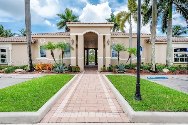 1001 SW 189th Ave, Pembroke Pines, FL 33029 - view of front of home with stucco siding, a front lawn, and a tiled roof