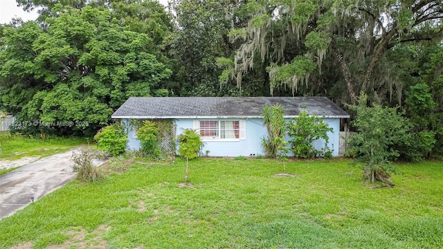 907 S Amelia Ave, Deltona, FL 32724 - view of front of property featuring a front yard and concrete driveway