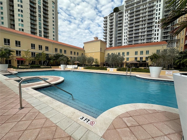7350 SW 89th St Unit 602S, Miami, FL 33156 - community pool with a community hot tub and a patio