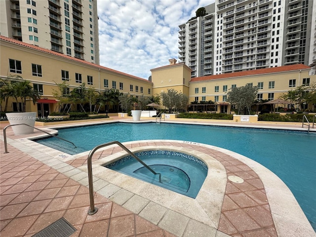 7350 SW 89th St Unit 602S, Miami, FL 33156 - community pool with a hot tub