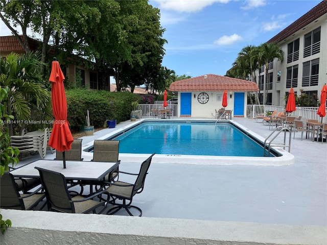 8605 W Sample Rd Unit 101, Coral Springs, FL 33065 - community pool with a patio area and outdoor dining area