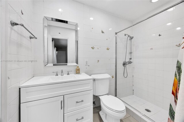 8861 SW 85th St, Miami, FL 33173 - full bath with tile walls, tiled shower, and vanity