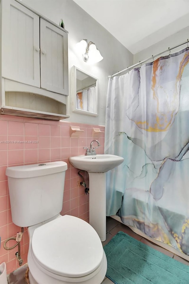 1991 NE 178th St, North Miami Beach, FL 33162 - full bathroom with tile walls, a shower with curtain, wainscoting, and tile patterned flooring